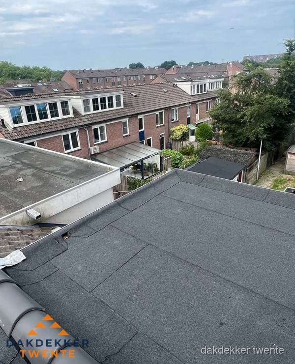 Vernieuwd plat dak met bitumen in woonwijk in Twente Vernieuwd plat dak met bitumen in woonwijk in Twente