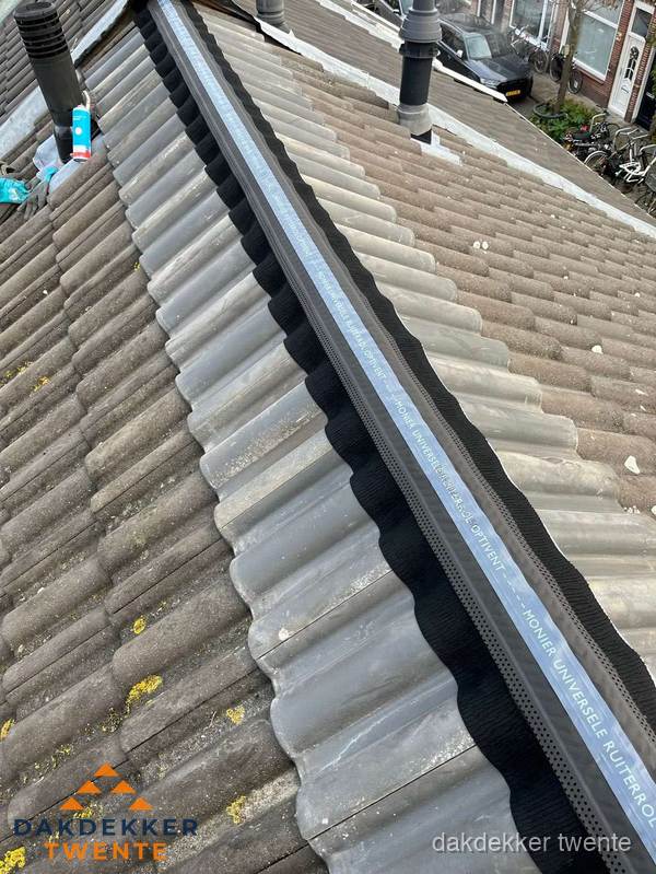 Nokvorst met Monier ventilatie op schuin pannendak in Twente