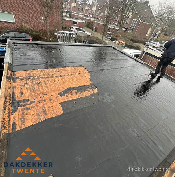 Dakdekker brengt EPDM dakbedekking aan op plat dak in Twente