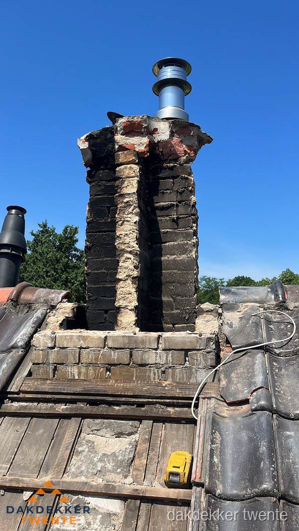 Beschadigde schoorsteen met nieuwe rookgasafvoer op oud dak in Twente Beschadigde schoorsteen met nieuwe rookgasafvoer op oud dak in Twente