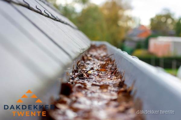 Verstopte dakgoot met bladeren schoonmaken in Twente Verstopte dakgoot met bladeren schoonmaken in Twente